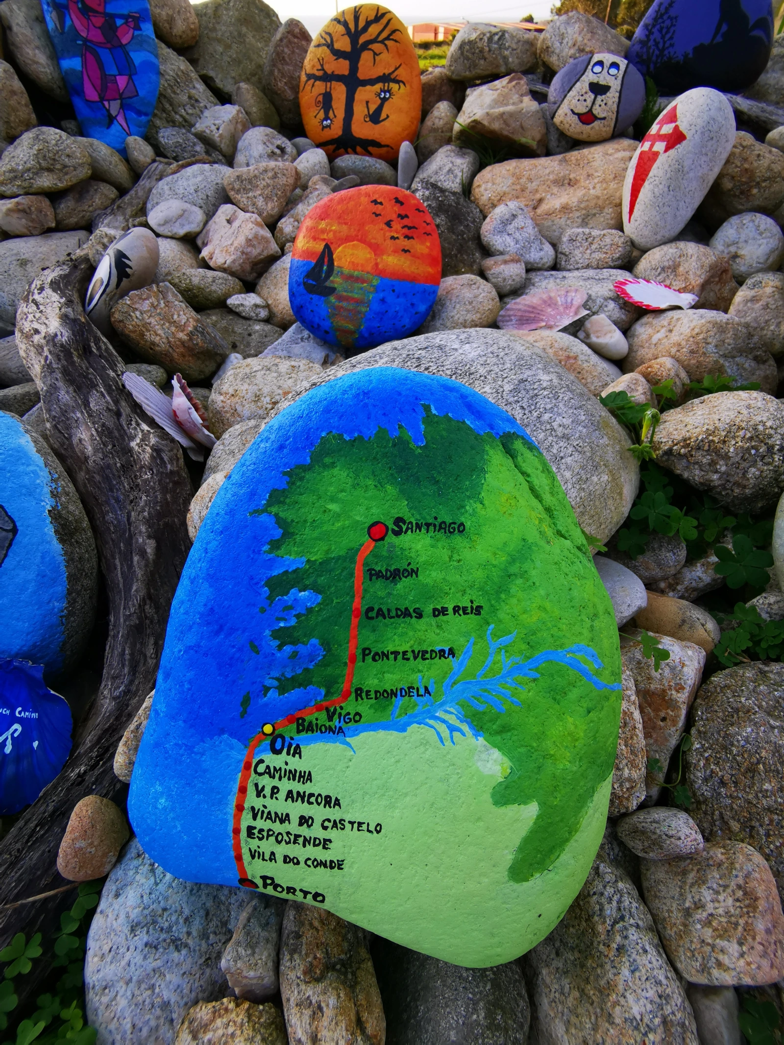 Piedra pintada con el recorrido entre Porto y Santiago en el Hito de Mougás